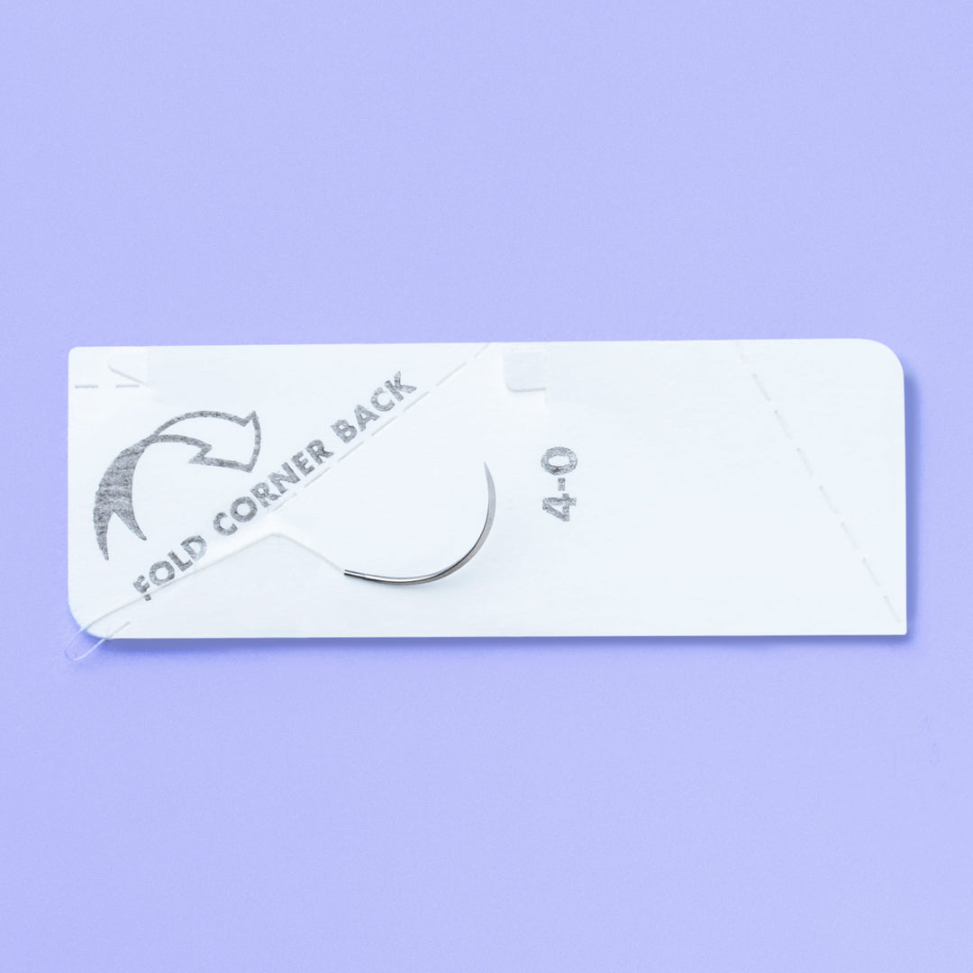 Image depicting a box of 4-0 POLYSYN undyed braided coated sutures with an 18-inch PC-31 precision reverse cutting needle, marked with the reference number 496B. The packaging emphasizes the product's synthetic absorbable nature, sterility, and compliance with medical standards, indicated by a CE mark and a QR code for quick information access.